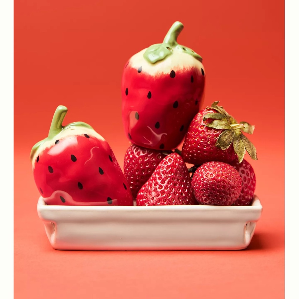 Strawberry Ceramic Salt and Pepper Shakers - Picture 4 of 4